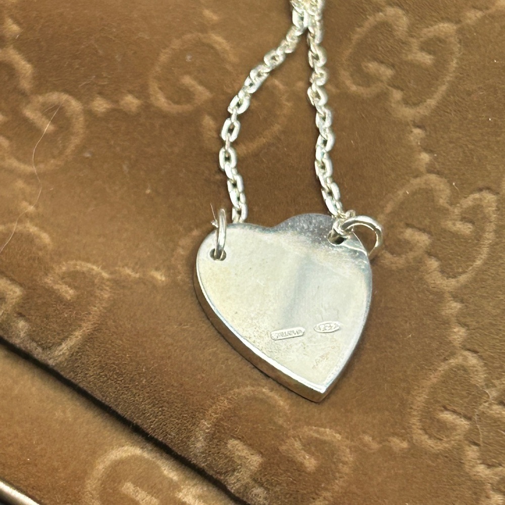 SOLD❤️ GUCCI Trademark Heart Silver Logo Necklace w/ Box & Dust Bag - Picture 6 of 16